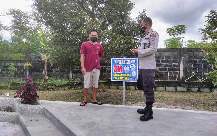 Bhabinkamtibmas Polsek Bukit Batu Ajak Warga Tumbang Tahai Terus Disiplin Prokes
