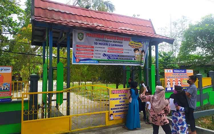 Enggan PPDB Daring, Orang Tua Pilih Ambil Langsung Formulir ke Sekolah