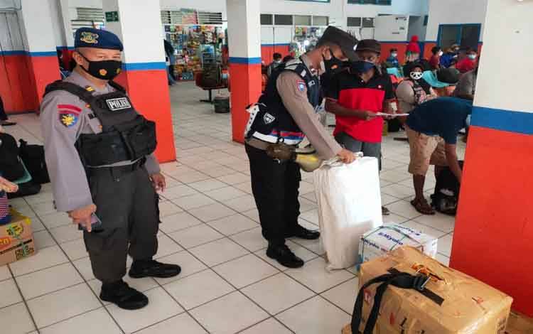 Polsek KPM Razia Penumpang yang Tiba dan Berangkat di Pelabuhan Sampit
