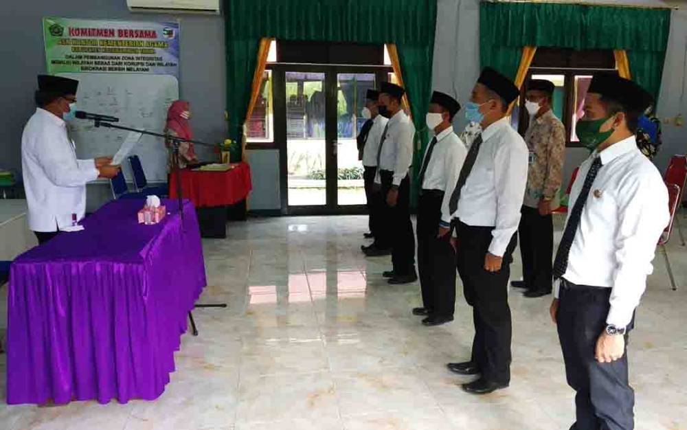 Kakanwil Kemenag Kalteng Lantik 5 Orang Penghulu Fungsional
