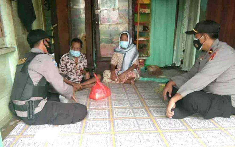 Sambangi Warga Kurang Mampu, Polsek Seruyan Hulu Bagikan Bingkisan