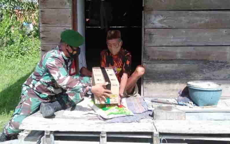 Babinsa Kelurahan Candi Beri Paket Sembako untuk Lansia Hidup Seorang Diri