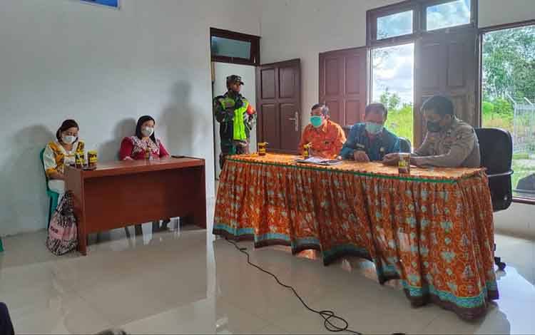 Babinsa Koramil 1016-06 Kurun Beri Pengamanan Penyaluran Dana Desa Kepada Masyarakat