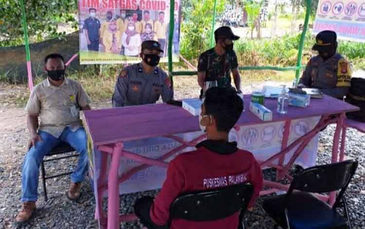 Kapolsek Kapuas Murung Tinjau Pos PPKM Desa Suka Mukti