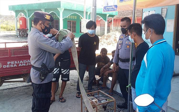 Kapolsek Kapuas Timur dan MPA Cek Kesiapan Sarpras Penanganan Karhutla