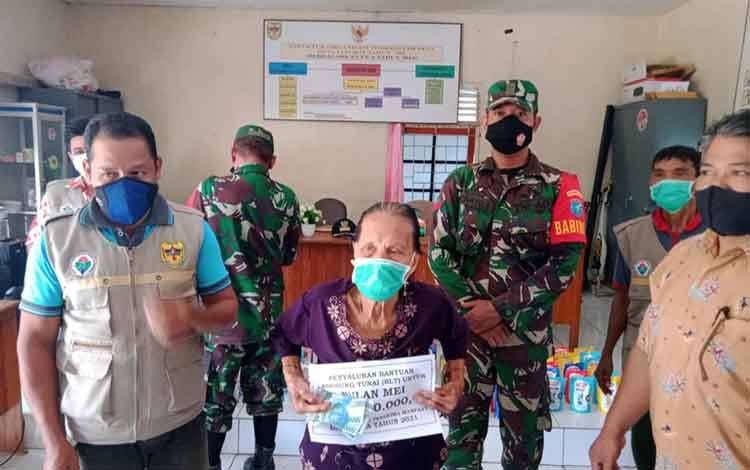 Babinsa Rungan Hulu Lakukan Pengamanan Penyerahan BLT DD Tahap 5