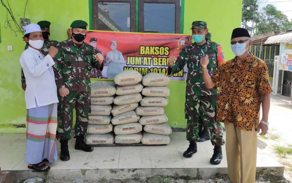 Kodim Pangkalan Bun Beri Bantuan Bahan Bangunan untuk Yayasan Darul Faroh
