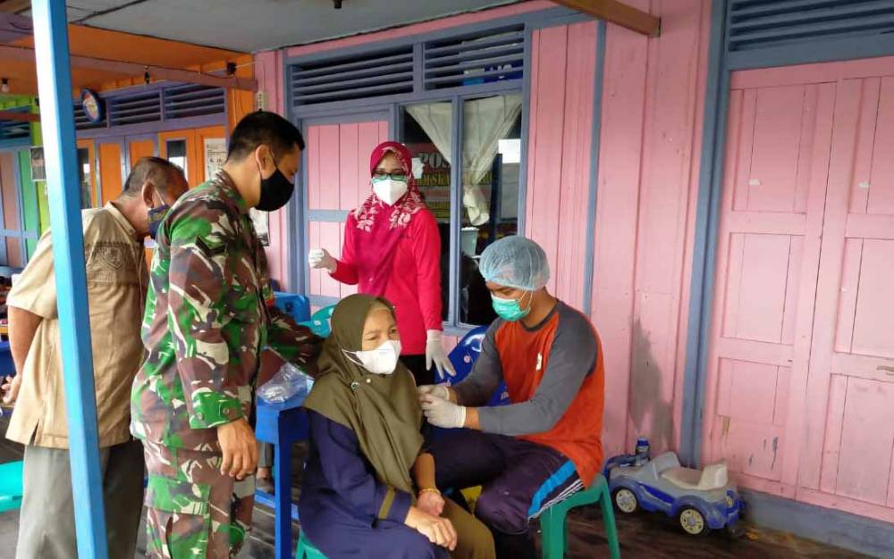 Lansia Antusias Ikuti Vaksinasi Covid-19 di Arut Selatan