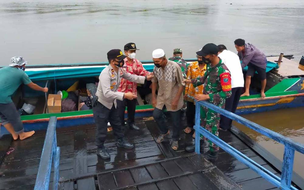 Kapolsek Seruyan Hilir Bersama Unsur Pemerintah Kecamatan Pantau Vaksinasi di Desa