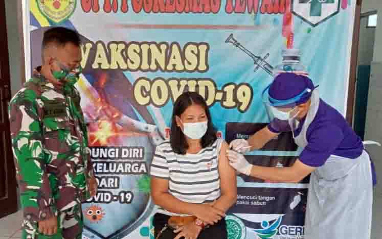 Danramil Tewah Amankan Pelaksanaan Vaksinasi Lansia dan Tenaga Pendidik