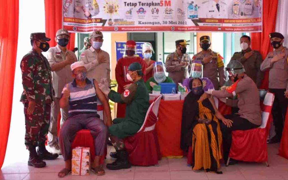 Sekda Kalteng Tinjau Pelaksanaan Vaksinasi Massal di Kereng Pangi