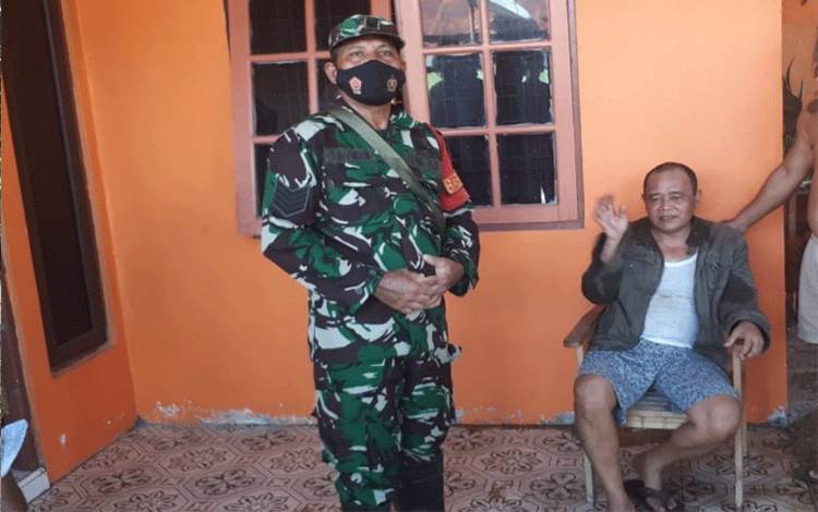 Sambangi Korban Kebakaran, Babinsa Panarung Sampaikan Ini