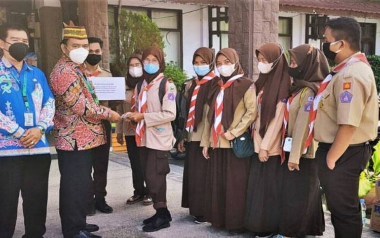 Disdik Bersama PGRI dan Pramuka Galang Bantuan untuk Banjir di Hulu Kapuas