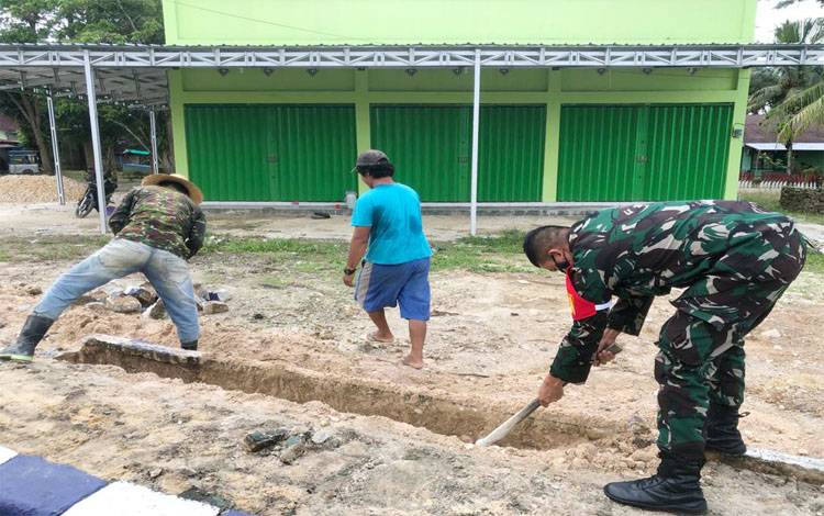 Babinsa Koramil Kandui Bantu Buat Drainase