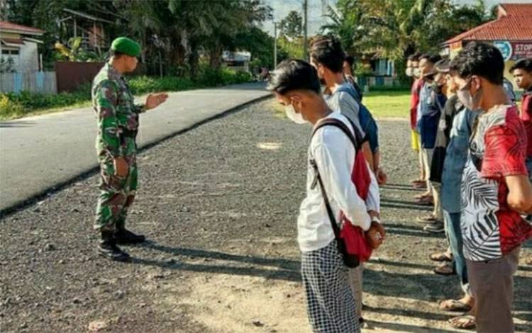 Babinsa Koramil Mantangai Cek Kesiapan Personel dan Administrasi Calon Komcad