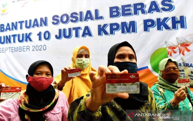 Mensos Risma Minta Kejagung Cek Laporan Bansos Beras Tidak Layak
