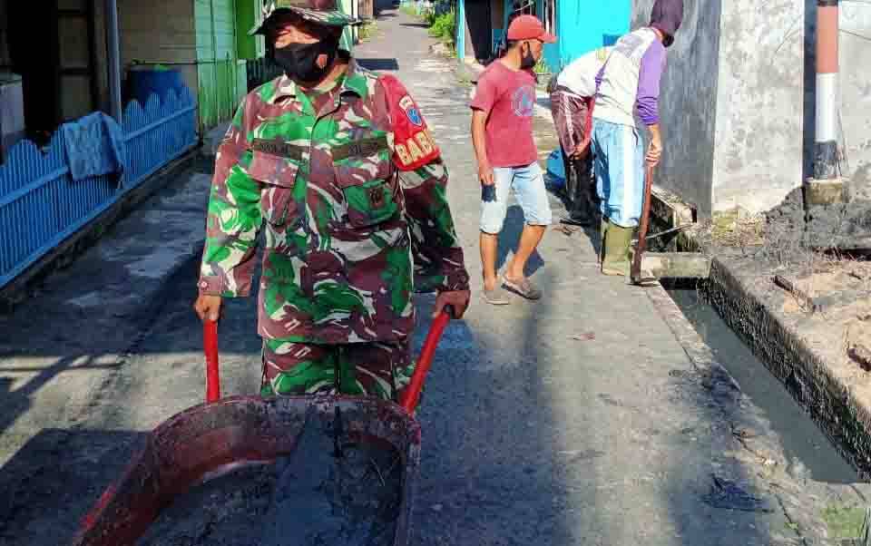 Cegah Banjir, Babinsa Madurejo Bersama Warga Gotong-Royong Bersihkan Parit