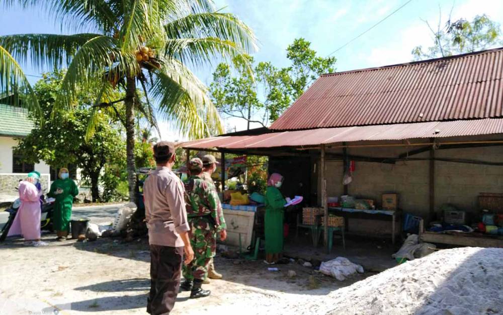 Aparat Gabungan Dampingi Tenaga Kesehatan Datangi Warga Terkonfirmasi Covid-19