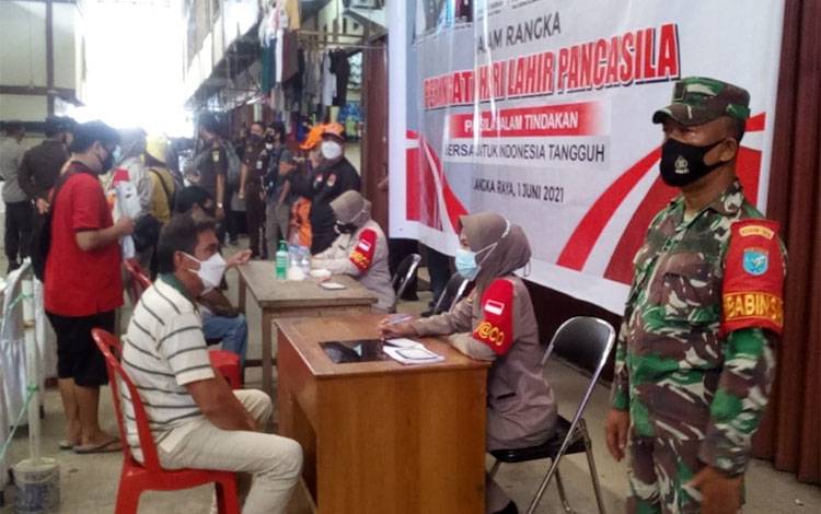 TNI Kawal Vaksinasi Lansia di Palangka Raya