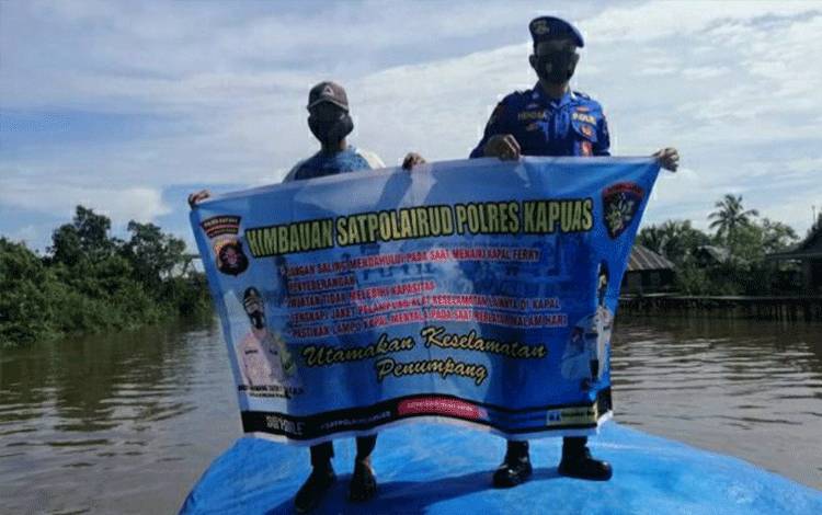 Personel Satpolairud Polres Kapuas Imbau Nahkoda Kapal Selalu Lengkapi Alat Keselamatan