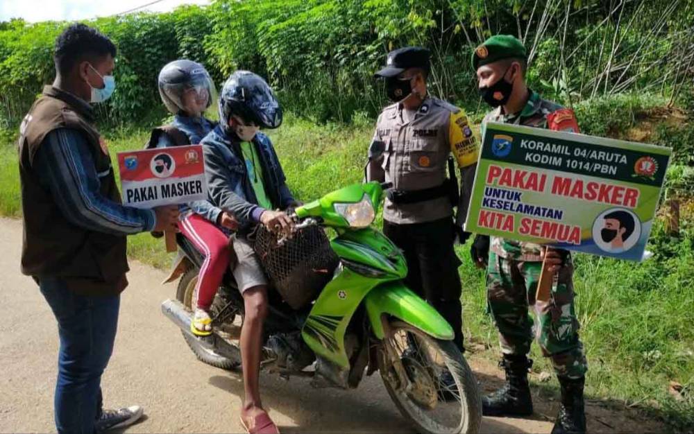 Sinergitas TNI Polri di Kecamatan Arut Utara Tegakkan Protokol Kesehatan