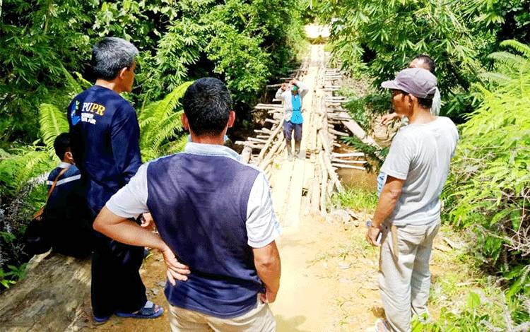 Bupati Barito Utara Minta Dinas PUPR Tangani Jembatan Sei Pandran