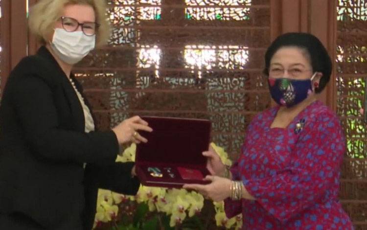 Megawati Tak Bisa Menahan Haru saat Menerima Bintang Jasa dari Rusia