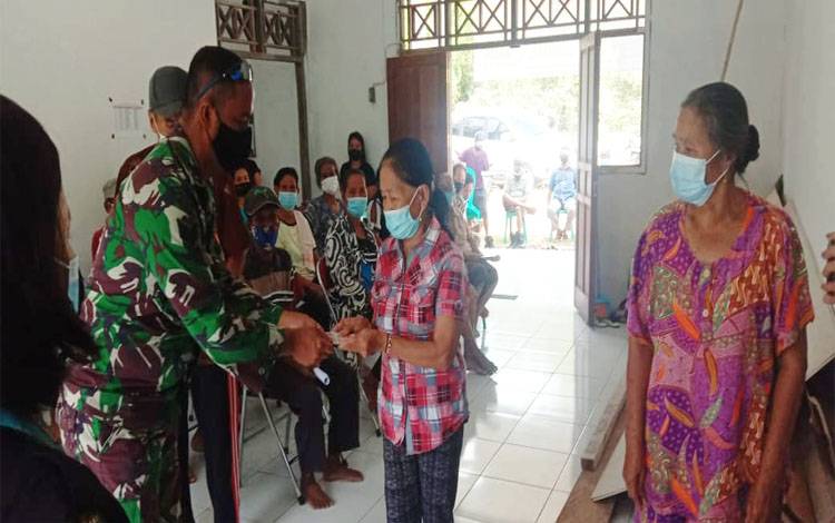 Warga Desa Malahoi Terima BLT DD