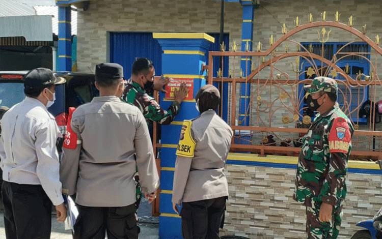 Petugas Gabungan Tempel Stiker Rumah Warga Yang Menjalani Isolasi Mandiri