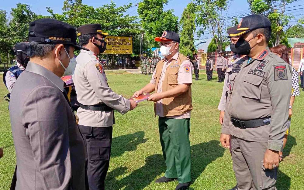 Kapolres Barito Timur Beri Penghargaan Pejabat dan Personel TNI-Polri Berdedikasi dalam Penanganan Covid-19
