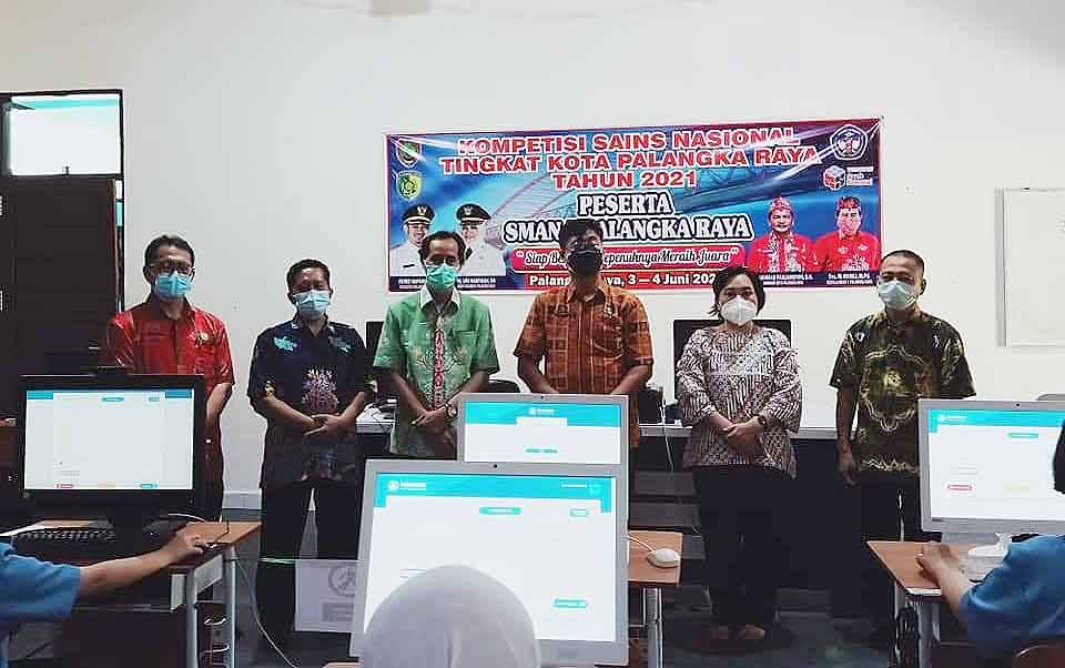 Ketua MKKS Tinjau Kompetisi Sains Nasional Kota di SMAN 5 Palangka Raya