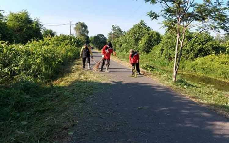 Gotong Royong Jumat Bersih Kembali Digelar di Kelurahan Selat Utara