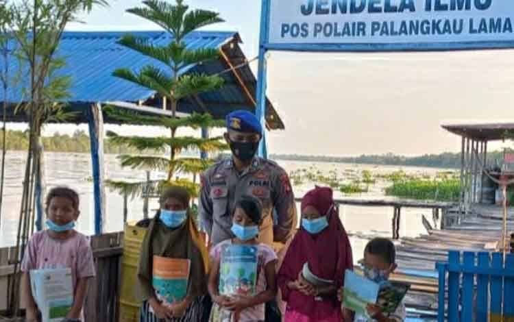 Satpolairud Polres Kapuas Temani Anak-anak Belajar di Pondok Baca Pos Polair Palangkau Lama