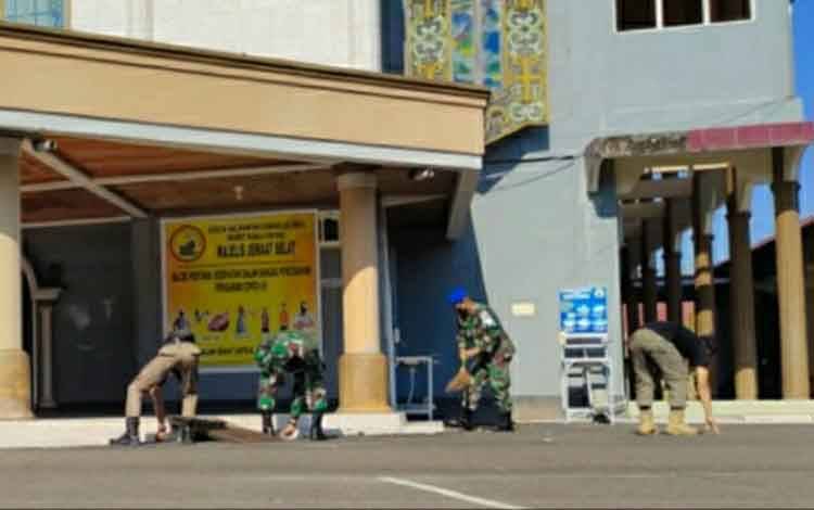 POM TNI Kuala Kapuas Bersama Satpol PP dan Damkar Lakukan Baksos Bersihkan Tempat Ibadah