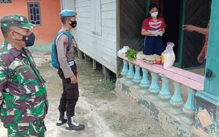 Warga Isolasi Mandiri di Desa Tumbang Empas Diberikan Bantuan Sembako