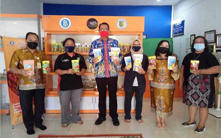 Kadislutkan Kalteng Kunjungi Kelompok Pemasar Hasil Perikanan Palangka Raya