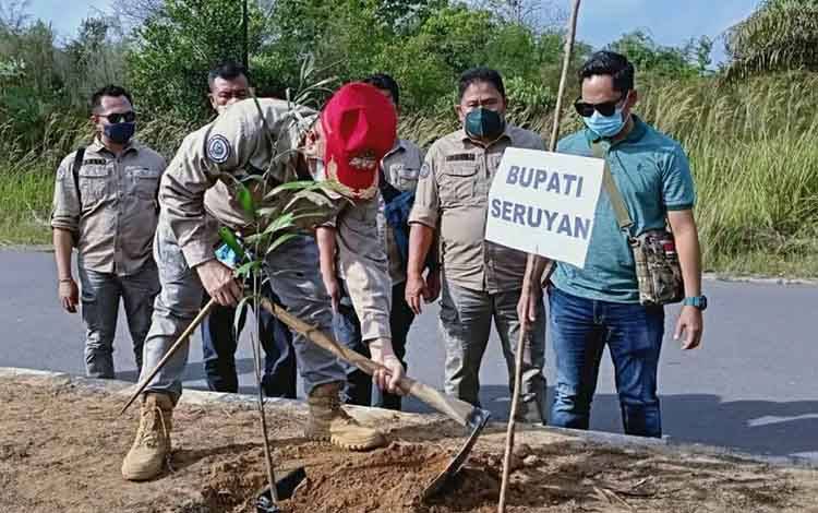 Bupati Seruyan Tanam Pohon di Pembuang Hulu