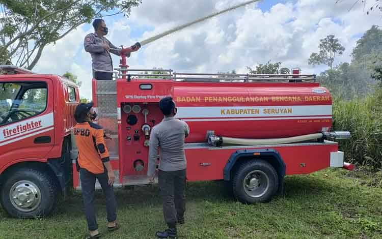 Polsek Seruyan Hilir dan Personel Gabungan Lakukan Pendinginan Lahan Rawan Terbakar