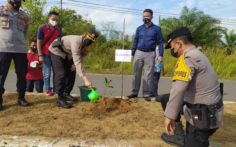 Kapolres Seruyan Dukung Aksi Penanaman Pohon di Pembuang Hulu