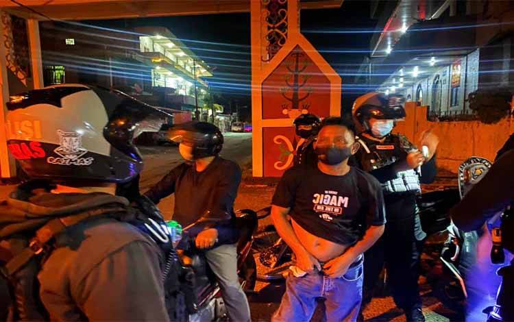 Polisi Amankan Pria Mabuk Bawa Sajam di Jalan Kalimantan