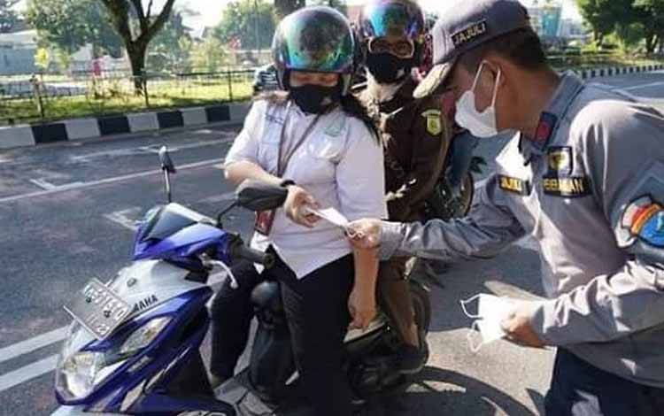 Anggota Korem Panju Panjung Bagikan Masker Gratis