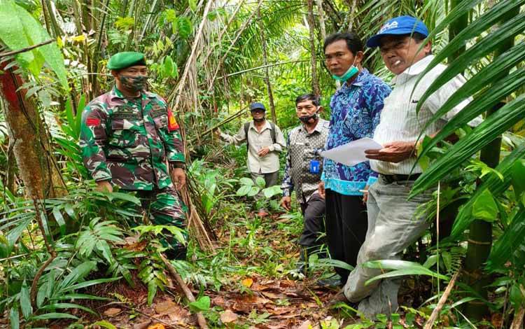 Babinsa Patroli dan Sosialisasi Cegah Karhutla di Desa Bintang Ninggi