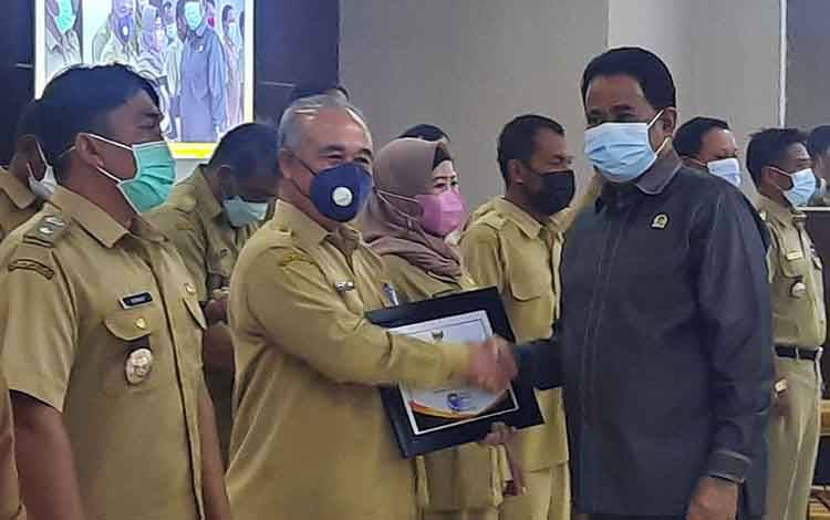 DPRD Apresiasi Pemkab Kobar Berikan Motivasi Kinerja Pemdes dengan Pemberian Penghargaan