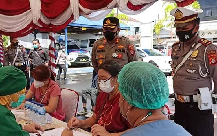 Pemohon dan Perpanjangan SIM di Satlantas Polres Kotim Divaksin Covid-19