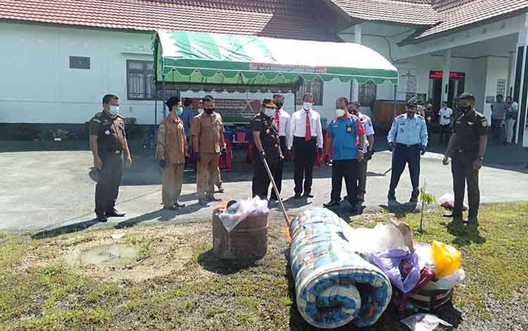 Kejari Katingan Musnahkan 29 Item Barang Bukti