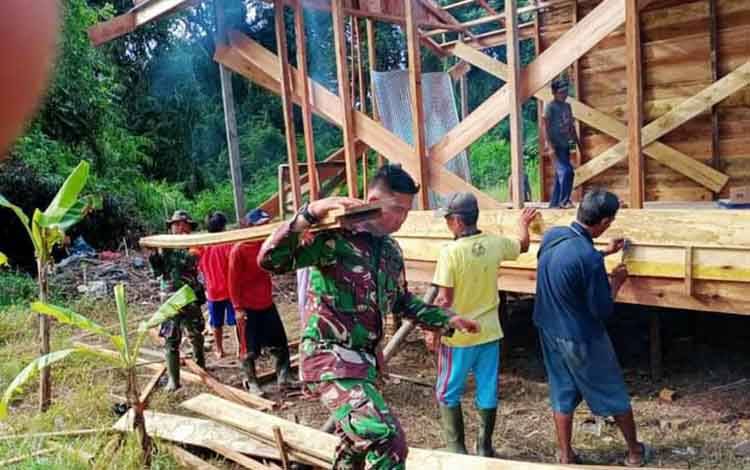Babinsa Montallat Bantu Pembangunan Rumah Warga