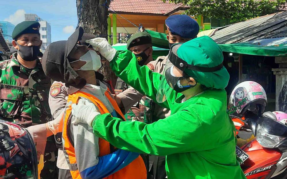 Buru Covid-19, Pedagang Pasar dan Tukang Parkir di Pasar Indra Sari Dirapid Test Antigen Secara Acak