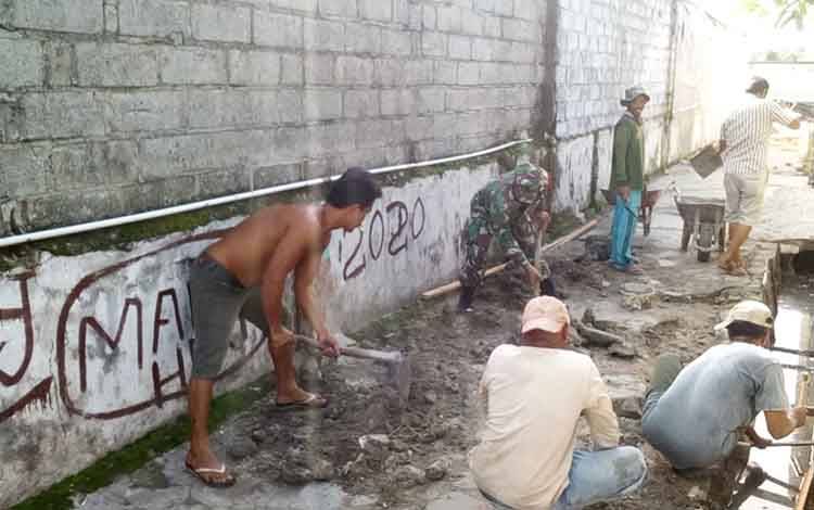 Warga Pahandut Gotong Royong Perbaiki Jalan Rusak