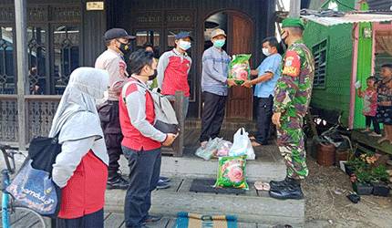 Peduli Warga, Babinsa Koramil Bagikan Sembako