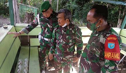 Anggota Koramil Manuhing Jalani Tes Urine Dadakan